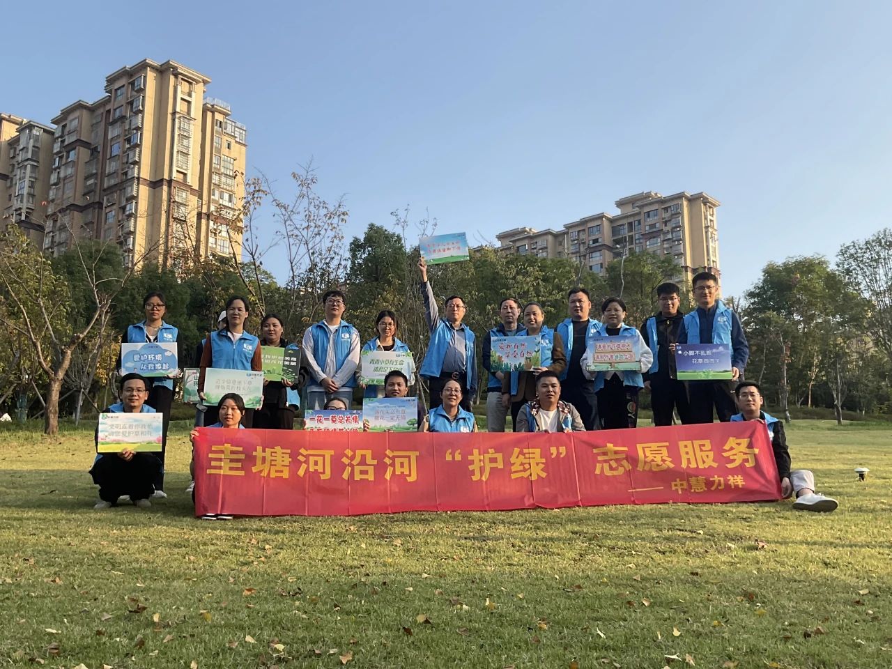 圭塘河沿河“护绿”